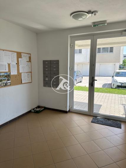 PREDANÉ - Predaj veľkého 3-izbového bytu s loggiou, garážou a výhľadom na vinice v Pezinku ul. Eugena Suchoňa