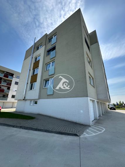 PREDANÉ - Predaj veľkého 3-izbového bytu s loggiou, garážou a výhľadom na vinice v Pezinku ul. Eugena Suchoňa