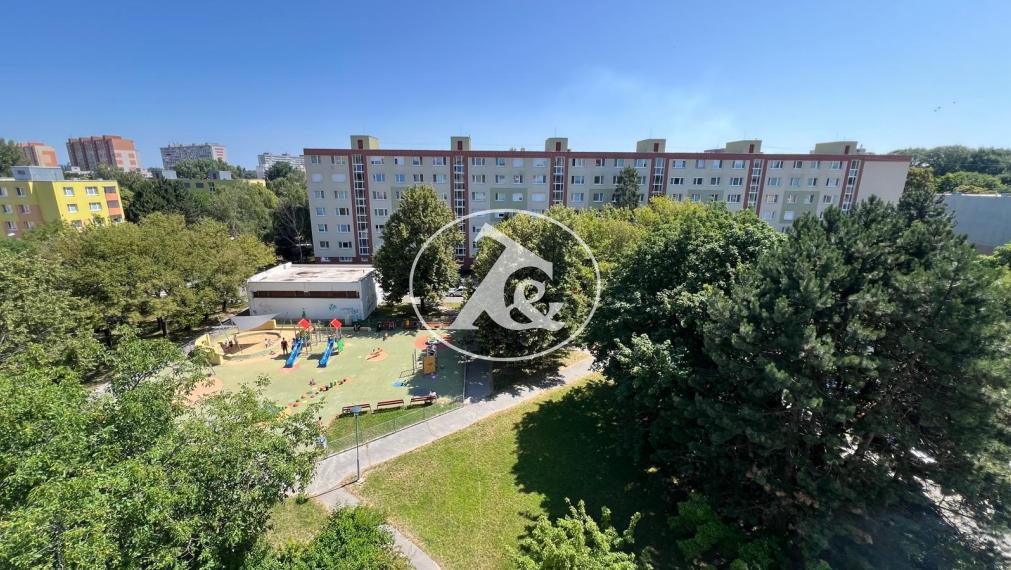 PRENÁJOM EXKLUZÍVNEHO 3-IZB. ZARIADENÉHO BYTU V NADSTAVBE V PROSTREDÍ PLNOM ZELENE (HAANOVA UL.)