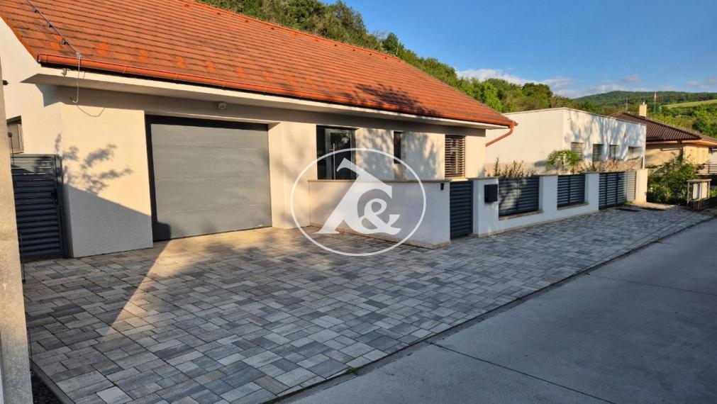 Predaj-4 i R,D bezbarierový, pri Piešťanoch/Moravany nad Váhom, vysoký štandard: klíma, krb, kamerový systém, automatická závlaha, robotické kosenie trávy