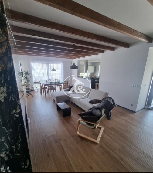 Predaj-4 i R,D bezbarierový, pri Piešťanoch/Moravany nad Váhom, vysoký štandard: klíma, krb, kamerový systém, automatická závlaha, robotické kosenie trávy