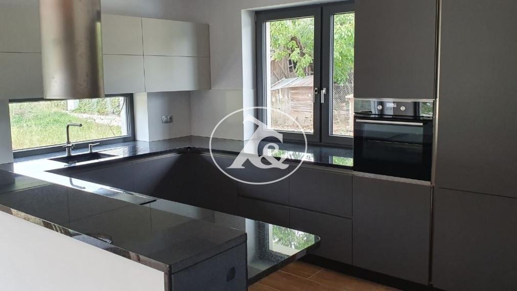 Predaj-4 i R,D bezbarierový, pri Piešťanoch/Moravany nad Váhom, vysoký štandard: klíma, krb, kamerový systém, automatická závlaha, robotické kosenie trávy