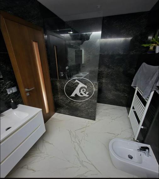 Predaj-4 i R,D bezbarierový, pri Piešťanoch/Moravany nad Váhom, vysoký štandard: klíma, krb, kamerový systém, automatická závlaha, robotické kosenie trávy