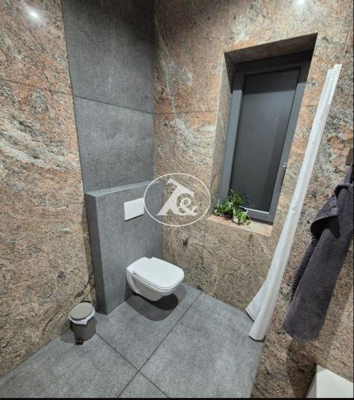 Predaj-4 i R,D bezbarierový, pri Piešťanoch/Moravany nad Váhom, vysoký štandard: klíma, krb, kamerový systém, automatická závlaha, robotické kosenie trávy