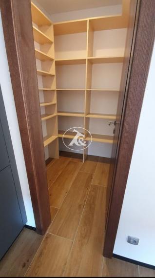 Predaj-4 i R,D bezbarierový, pri Piešťanoch/Moravany nad Váhom, vysoký štandard: klíma, krb, kamerový systém, automatická závlaha, robotické kosenie trávy