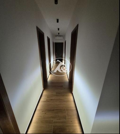 Predaj-4 i R,D bezbarierový, pri Piešťanoch/Moravany nad Váhom, vysoký štandard: klíma, krb, kamerový systém, automatická závlaha, robotické kosenie trávy