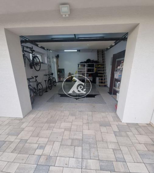 Predaj-4 i R,D bezbarierový, pri Piešťanoch/Moravany nad Váhom, vysoký štandard: klíma, krb, kamerový systém, automatická závlaha, robotické kosenie trávy