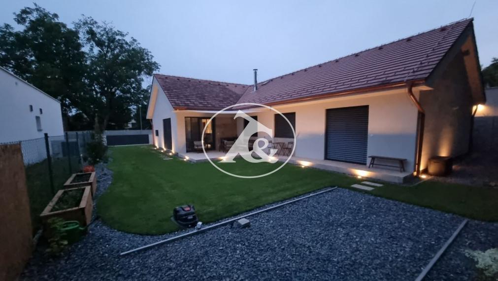 Predaj-4 i R,D bezbarierový, pri Piešťanoch/Moravany nad Váhom, vysoký štandard: klíma, krb, kamerový systém, automatická závlaha, robotické kosenie trávy