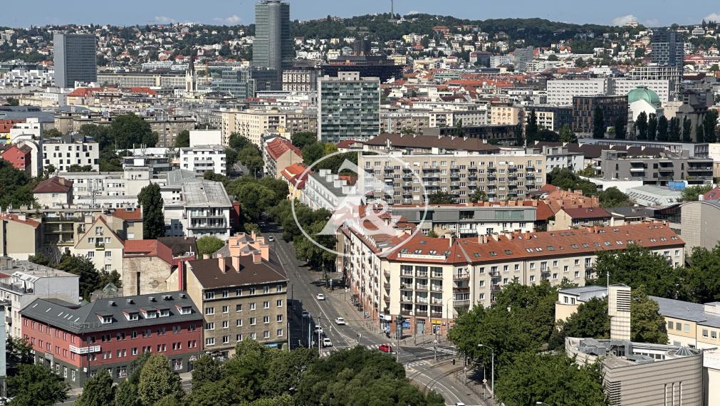 Čarovný panoramatický  výhľad na Bratislavu z 21. poschodia zo  4i bytu o  celkovej výmere 172 m2  z 50m2 terás (20m2 + 30m2)