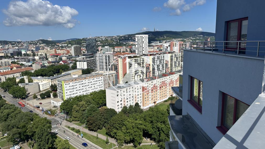 Čarovný panoramatický  výhľad na Bratislavu z 21. poschodia zo  4i bytu o  celkovej výmere 172 m2  z 50m2 terás (20m2 + 30m2)