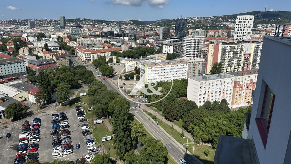 Čarovný panoramatický  výhľad na Bratislavu z 21. poschodia zo  4i bytu o  celkovej výmere 172 m2  z 50m2 terás (20m2 + 30m2)