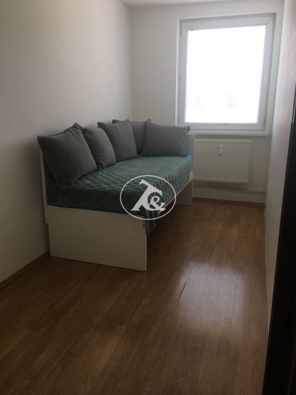 NA PREDAJ 4- izbový byt na Nobelovom námestí v Petržalke