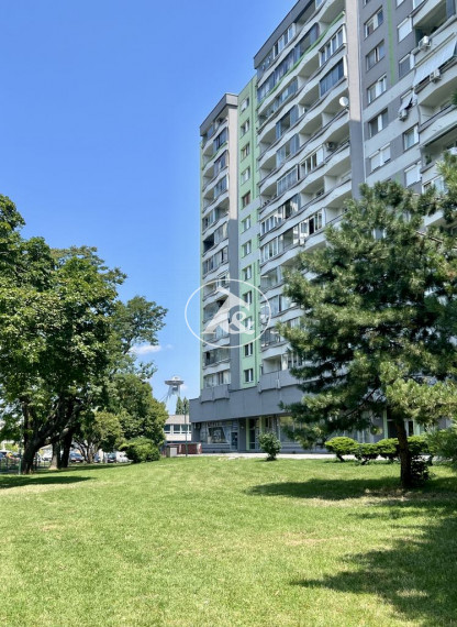 NA PREDAJ 4- izbový byt na Nobelovom námestí v Petržalke