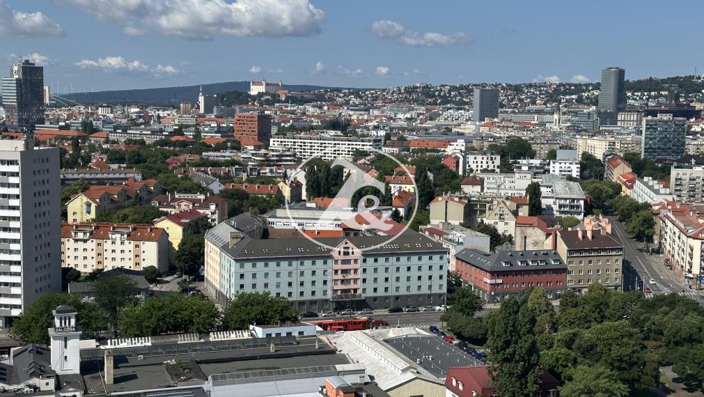 Čarovný panoramatický  výhľad na Bratislavu z 21. poschodia zo  4i bytu o  celkovej výmere 172 m2  z 50m2 terás (20m2 + 30m2)