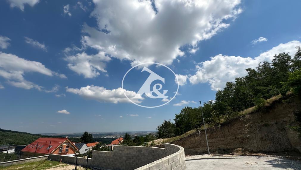 Predaj atraktívneho pozemku s neobmedzeným výhľadom v Rači - Popolná ul.