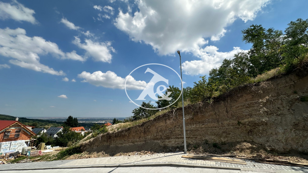 Predaj pozemku na výstavbu 4 RD so sieťami a komunikáciou v atraktívnej lokalite Rača - Popolná ul.