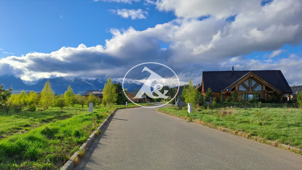 ATRAKTÍVNY POZEMOK S PRIAMYM VSTUPOM NA GOLFOVÉ IHRISKO, NÁDHERNÉ VÝHĽADY NA PANORÁMU VYSOKÝCH TATIER, KRÁĽOVU HOLU