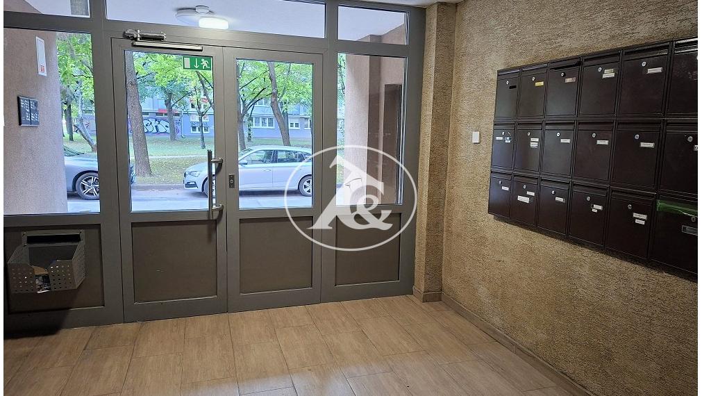 HĽADÁTE KOMFORNTÉ BÝVANIE V OBĽÚBENEJ ČASTI RUŽINOVA ? PONÚKAME NA PREDAJ 3-IZB.BYT NA KOMÁRNICKEJ UL. , ŠTRKOVEC