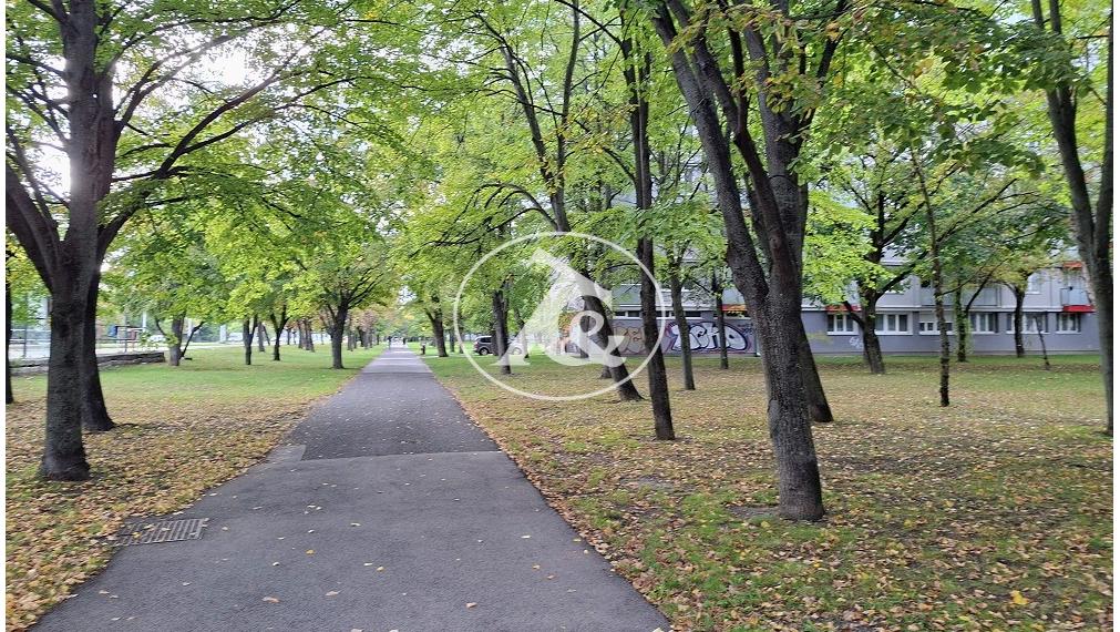 HĽADÁTE KOMFORNTÉ BÝVANIE V OBĽÚBENEJ ČASTI RUŽINOVA ? PONÚKAME NA PREDAJ 3-IZB.BYT NA KOMÁRNICKEJ UL. , ŠTRKOVEC