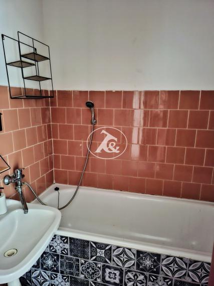 PRÍJEMNÝ 2-IZB.BYT V MESTSKEJ ČASTI TRNÁVKA, TEHLA, NEPRECHODNÉ IZBY