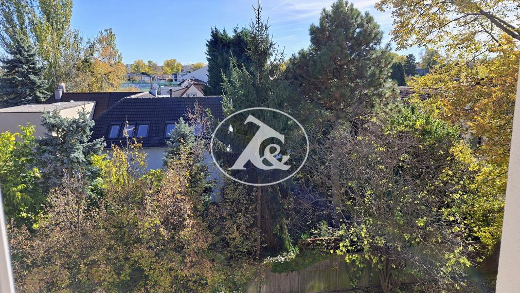 PRÍJEMNÝ 2-IZB.BYT V MESTSKEJ ČASTI TRNÁVKA, TEHLA, NEPRECHODNÉ IZBY