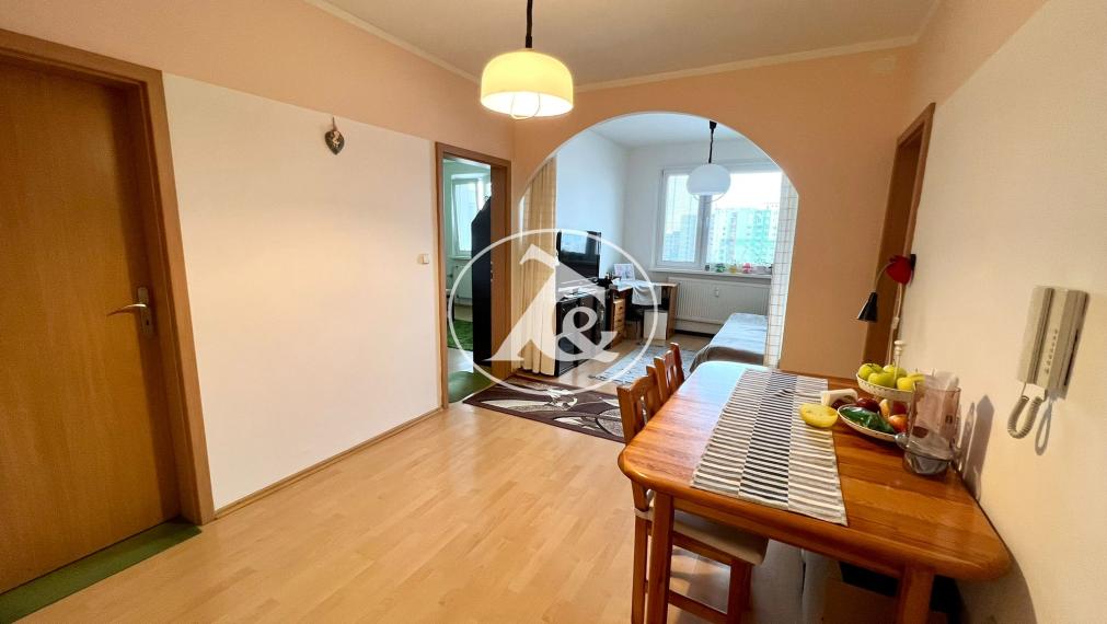 PREDAJ ATRAKTÍVNEHO 3-IZB. BYTU S LOGGIOU V PROSTREDÍ PLNOM ZELENE V BLÍZKOSTI JAZERA DRAŽDIAK(PETRŽALKA-ZNIEVSKA UL)