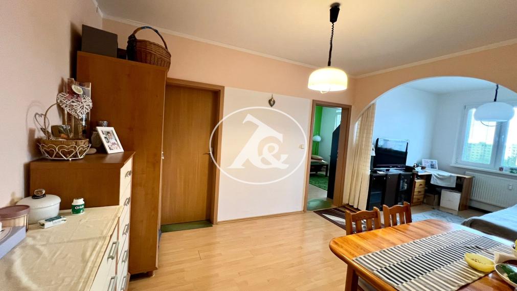 PREDAJ ATRAKTÍVNEHO 3-IZB. BYTU S LOGGIOU V PROSTREDÍ PLNOM ZELENE V BLÍZKOSTI JAZERA DRAŽDIAK(PETRŽALKA-ZNIEVSKA UL)