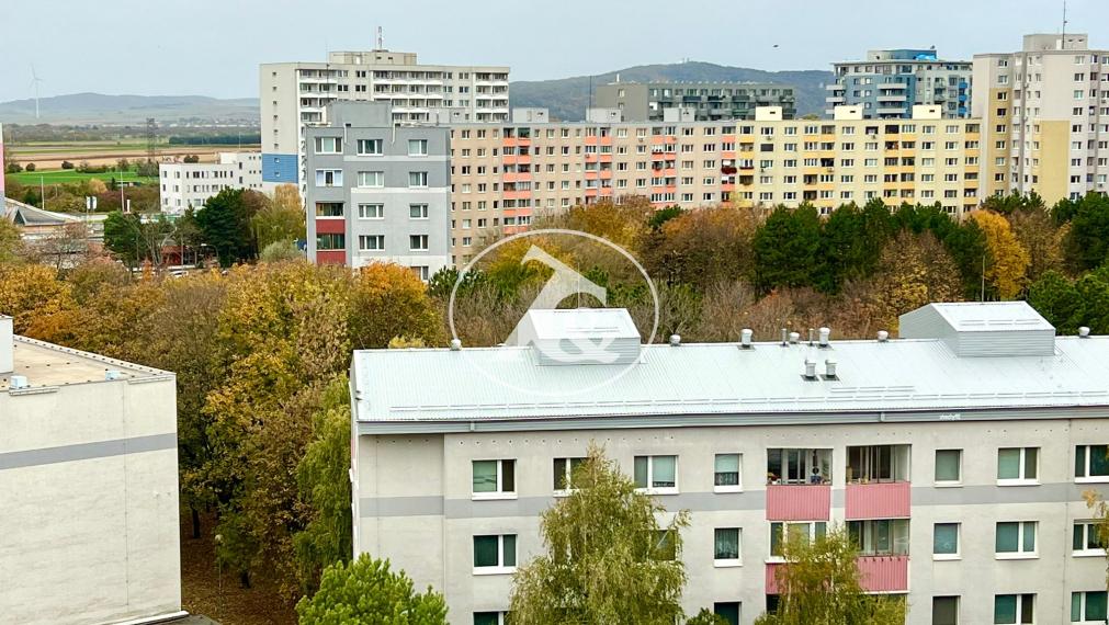 PREDAJ ATRAKTÍVNEHO 3-IZB. BYTU S LOGGIOU V PROSTREDÍ PLNOM ZELENE V BLÍZKOSTI JAZERA DRAŽDIAK(PETRŽALKA-ZNIEVSKA UL)