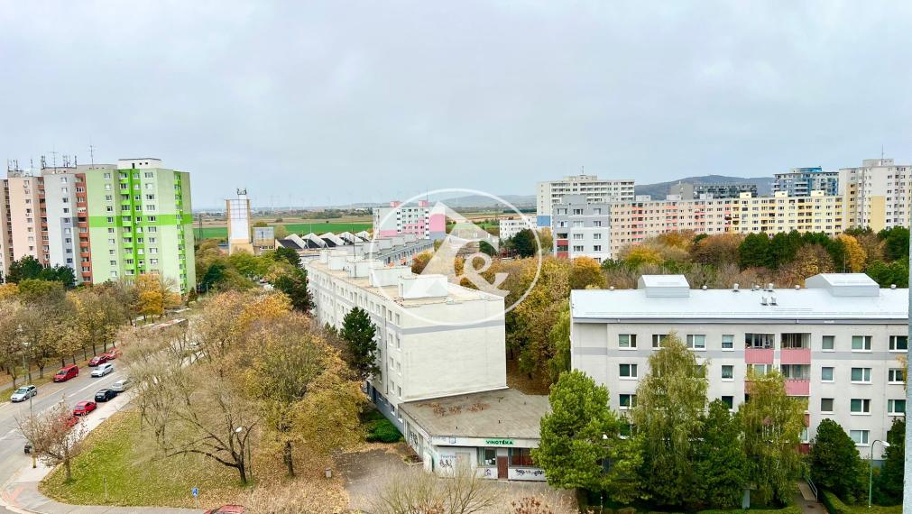 PREDAJ ATRAKTÍVNEHO 3-IZB. BYTU S LOGGIOU V PROSTREDÍ PLNOM ZELENE V BLÍZKOSTI JAZERA DRAŽDIAK(PETRŽALKA-ZNIEVSKA UL)