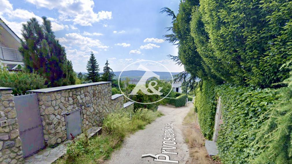 PREDAJ NÁDHERNÉHO POZEMKU SO VŠETKÝMI INŽ. SIEŤAMI A CESTOU, HRADNÝ KOPEC, PRVOSIENKOVA UL