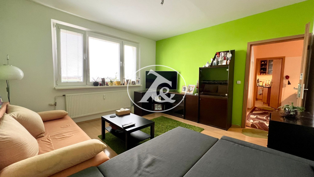 PREDAJ ATRAKTÍVNEHO 3-IZB. BYTU S LOGGIOU V PROSTREDÍ PLNOM ZELENE V BLÍZKOSTI JAZERA DRAŽDIAK(PETRŽALKA-ZNIEVSKA UL)