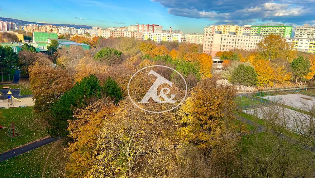 PREDAJ ATRAKTÍVNEHO 3-IZB. BYTU S LOGGIOU V PROSTREDÍ PLNOM ZELENE V BLÍZKOSTI JAZERA DRAŽDIAK(PETRŽALKA-ZNIEVSKA UL)