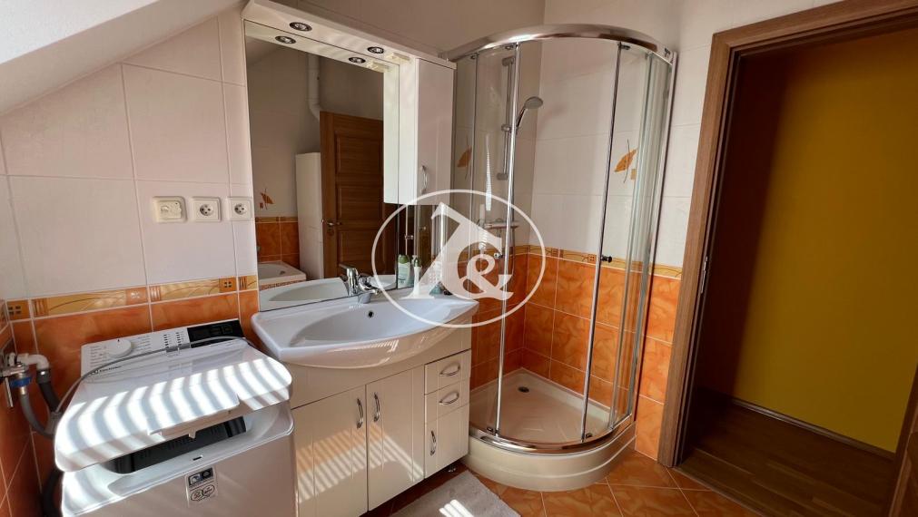 PRENÁJOM NÁDHERNÉHO 4,5-IZB. 2-PODLAŽNÉHO RODINNÉHO DOMU S GARÁŽOU A ZÁHRADOU V TICHOM PROSTREDÍ (CHORVÁTSKY GROB)