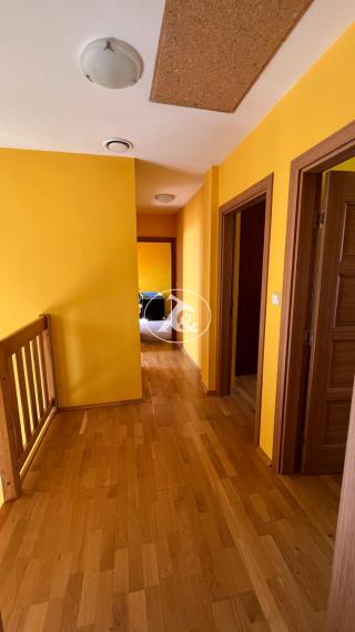 PRENÁJOM NÁDHERNÉHO 4,5-IZB. 2-PODLAŽNÉHO RODINNÉHO DOMU S GARÁŽOU A ZÁHRADOU V TICHOM PROSTREDÍ (CHORVÁTSKY GROB)