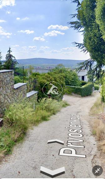 PREDAJ NÁDHERNÉHO POZEMKU SO VŠETKÝMI INŽ. SIEŤAMI A CESTOU, HRADNÝ KOPEC, PRVOSIENKOVA UL