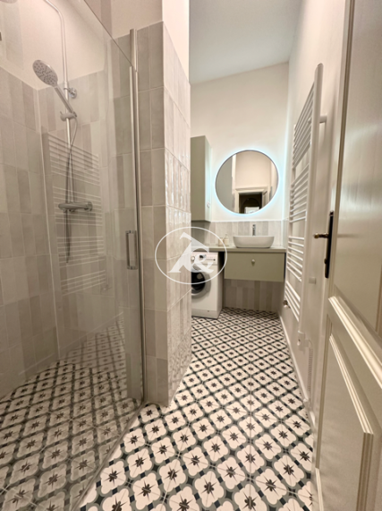 Štýlový, kompletne zrekonštruovaný 3-izbový byt na prenájom v centre Bratislavy – Námestie 1. mája