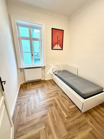 Štýlový, kompletne zrekonštruovaný 3-izbový byt na prenájom v centre Bratislavy – Námestie 1. mája