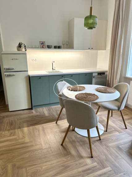 Štýlový, kompletne zrekonštruovaný 3-izbový byt na prenájom v centre Bratislavy – Námestie 1. mája