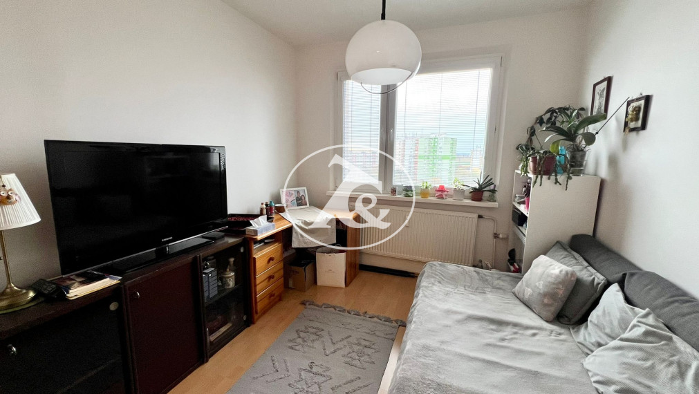 PREDAJ ATRAKTÍVNEHO 3-IZB. BYTU S LOGGIOU V PROSTREDÍ PLNOM ZELENE V BLÍZKOSTI JAZERA DRAŽDIAK(PETRŽALKA-ZNIEVSKA UL)