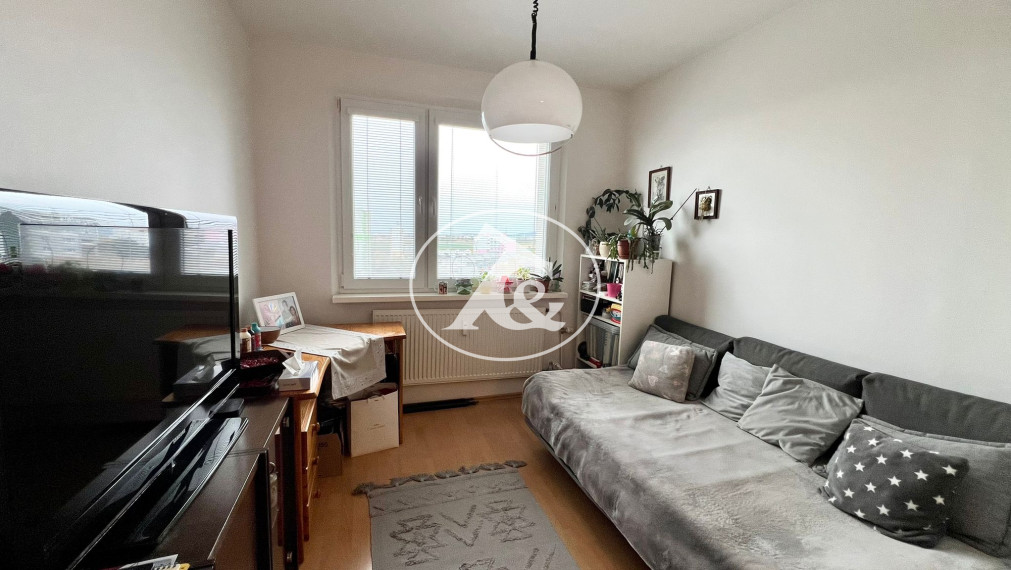 PREDAJ ATRAKTÍVNEHO 3-IZB. BYTU S LOGGIOU V PROSTREDÍ PLNOM ZELENE V BLÍZKOSTI JAZERA DRAŽDIAK(PETRŽALKA-ZNIEVSKA UL)