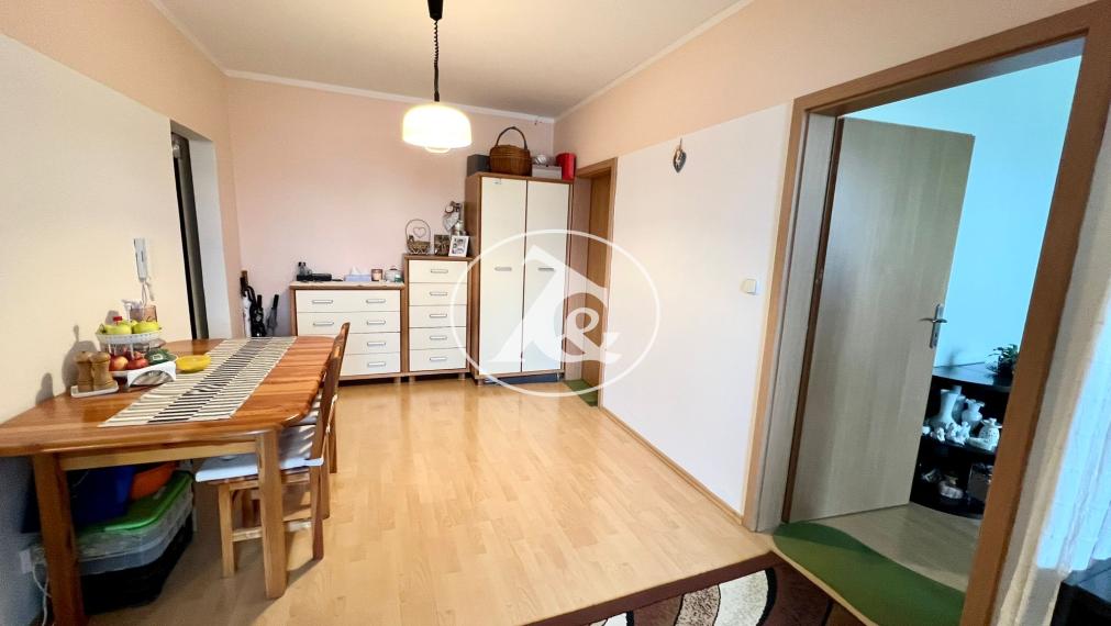 PREDAJ ATRAKTÍVNEHO 3-IZB. BYTU S LOGGIOU V PROSTREDÍ PLNOM ZELENE V BLÍZKOSTI JAZERA DRAŽDIAK(PETRŽALKA-ZNIEVSKA UL)