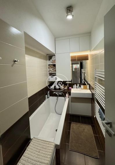 PREDAJ NÁDHERNÉHO 4-IZB. ZREKONŠTRUOVANÉHO BYTU S 2 BALKÓNMI  A VEĽKOU PIVNICOU V PROSTREDÍ PLNOM ZELENE (ULICA PRI BIELOM KRÍŽI)