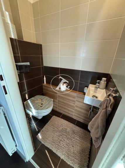 PREDAJ NÁDHERNÉHO 4-IZB. ZREKONŠTRUOVANÉHO BYTU S 2 BALKÓNMI  A VEĽKOU PIVNICOU V PROSTREDÍ PLNOM ZELENE (ULICA PRI BIELOM KRÍŽI)