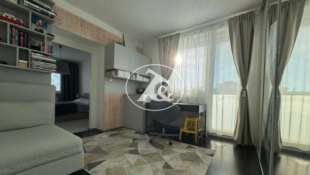 PREDAJ NÁDHERNÉHO 4-IZB. ZREKONŠTRUOVANÉHO BYTU S 2 BALKÓNMI  A VEĽKOU PIVNICOU V PROSTREDÍ PLNOM ZELENE (ULICA PRI BIELOM KRÍŽI)