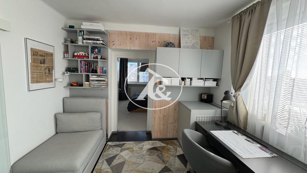 PREDAJ NÁDHERNÉHO 4-IZB. ZREKONŠTRUOVANÉHO BYTU S 2 BALKÓNMI  A VEĽKOU PIVNICOU V PROSTREDÍ PLNOM ZELENE (ULICA PRI BIELOM KRÍŽI)