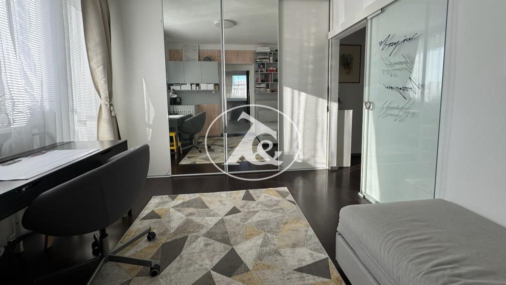 PREDAJ NÁDHERNÉHO 4-IZB. ZREKONŠTRUOVANÉHO BYTU S 2 BALKÓNMI  A VEĽKOU PIVNICOU V PROSTREDÍ PLNOM ZELENE (ULICA PRI BIELOM KRÍŽI)