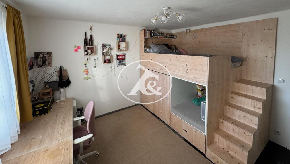 PREDAJ NÁDHERNÉHO 4-IZB. ZREKONŠTRUOVANÉHO BYTU S 2 BALKÓNMI  A VEĽKOU PIVNICOU V PROSTREDÍ PLNOM ZELENE (ULICA PRI BIELOM KRÍŽI)