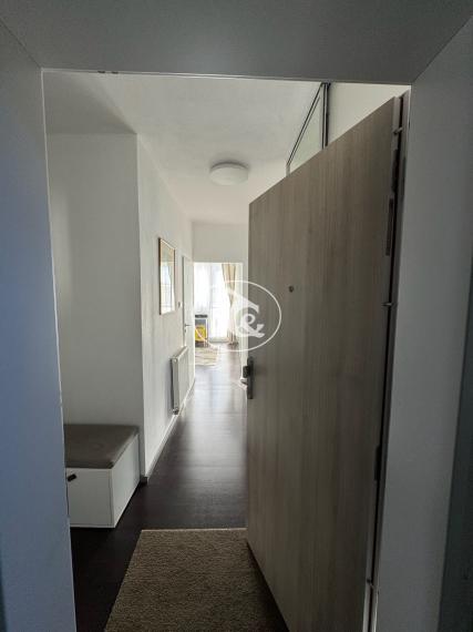 PREDAJ NÁDHERNÉHO 4-IZB. ZREKONŠTRUOVANÉHO BYTU S 2 BALKÓNMI  A VEĽKOU PIVNICOU V PROSTREDÍ PLNOM ZELENE (ULICA PRI BIELOM KRÍŽI)