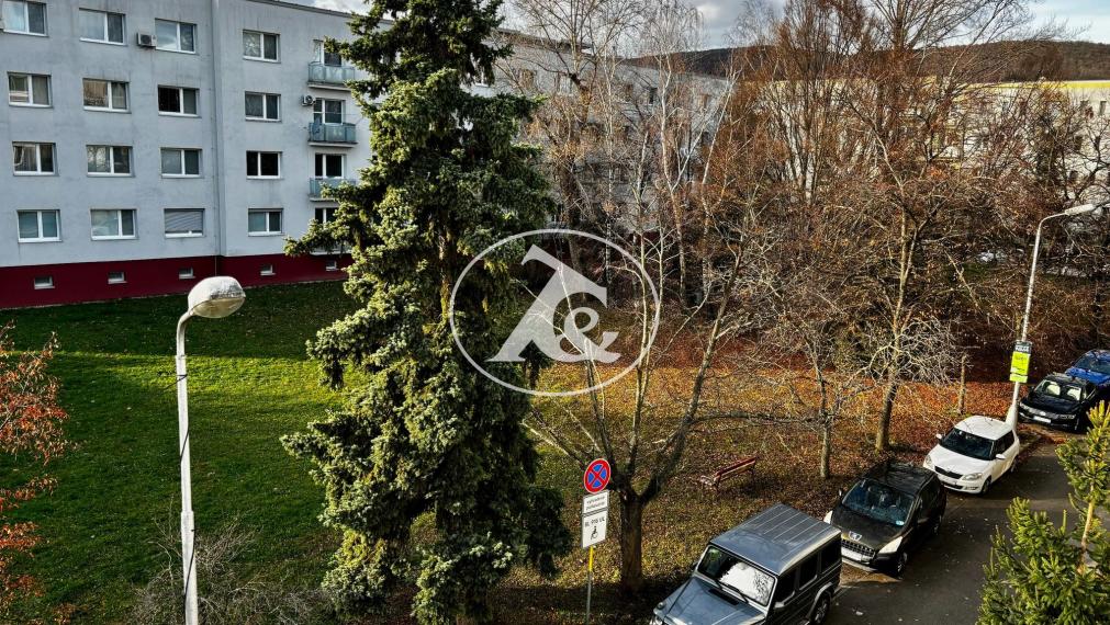 PREDAJ NÁDHERNÉHO 4-IZB. ZREKONŠTRUOVANÉHO BYTU S 2 BALKÓNMI  A VEĽKOU PIVNICOU V PROSTREDÍ PLNOM ZELENE (ULICA PRI BIELOM KRÍŽI)