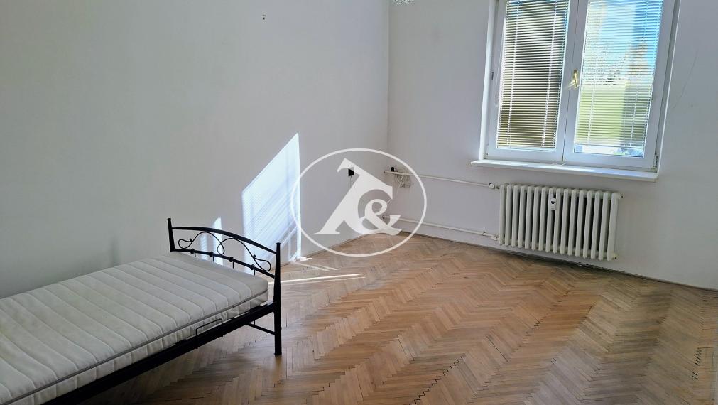 PRÍJEMNÝ 2-IZB.BYT, TEHLOVÝ DOM, NEPRECHODNÉ IZBY, KÚPOU VOĽNÝ, HANÁCKA UL.